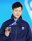 銅メダルを手にする平岡選手